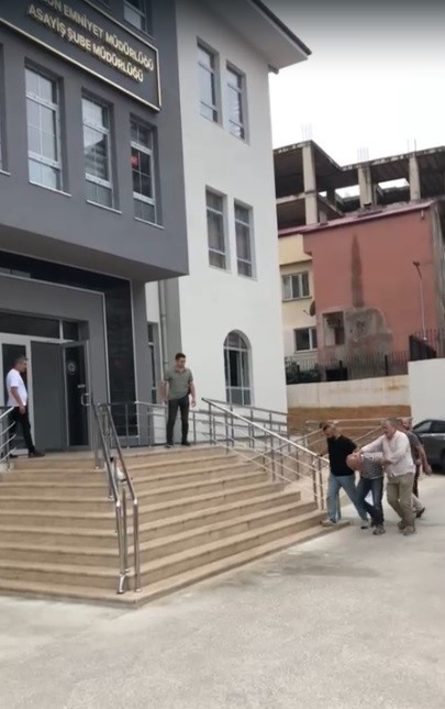 Boşanmak üzere olduğu eşini öldürüp kaçtığı Sinop’ta yakalanan şahıs Trabzon’a getirildi
