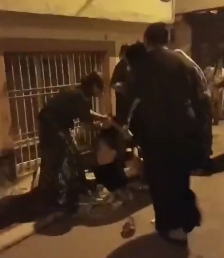 Gaziantep’te 4 kadın, sokakta oturan başka bir kadını sopalarla darp etti
