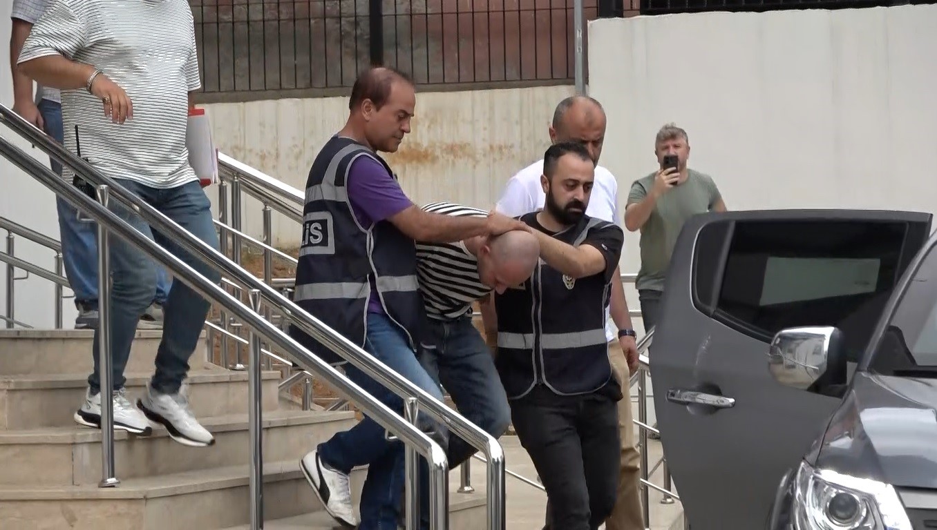 Boşanmak üzere olduğu eşini öldüren şahıs sorgusunun ardından adliyeye sevk edildi
