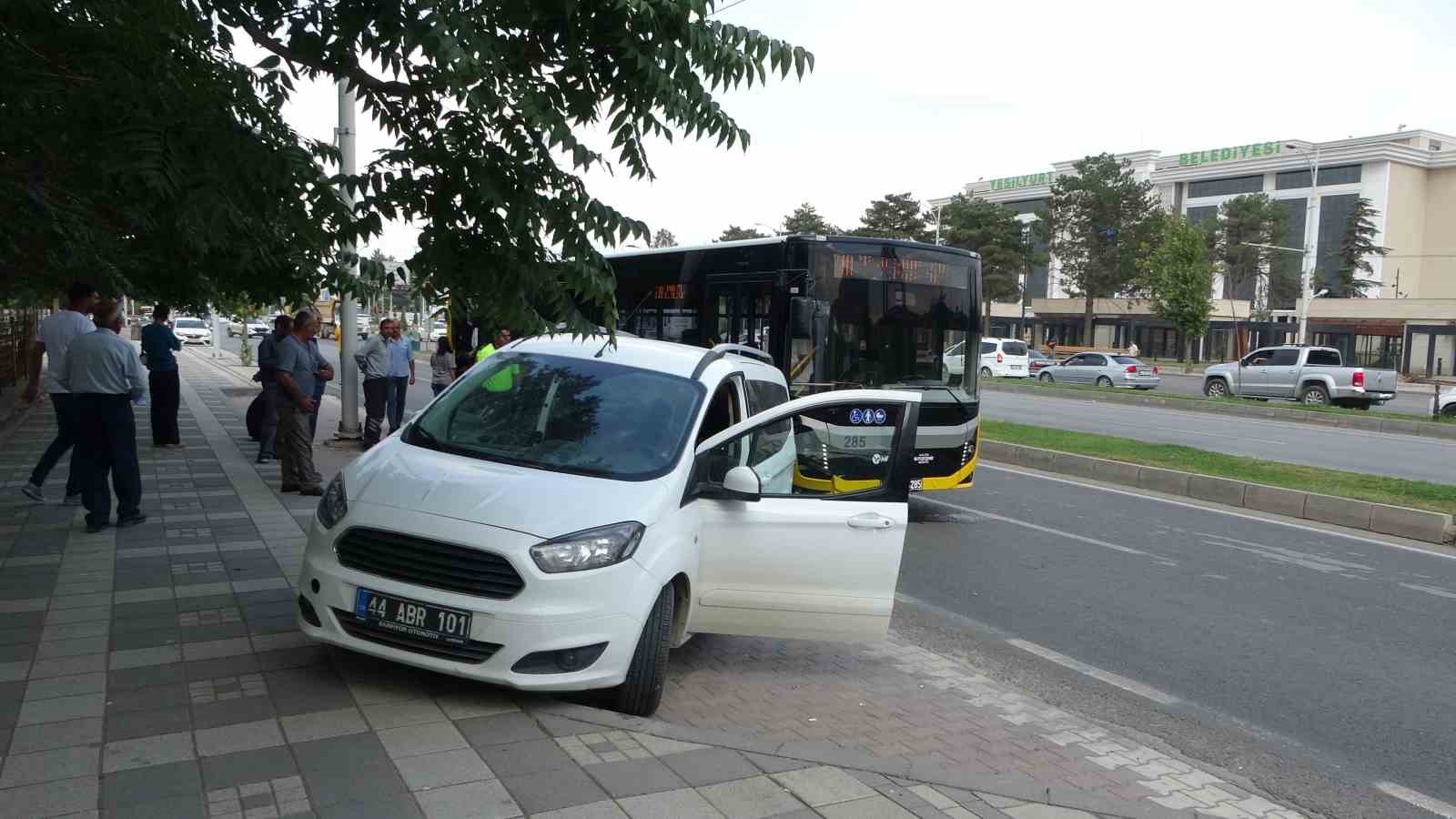 Malatyada halk otobs ile hafif ticari ara arpt

