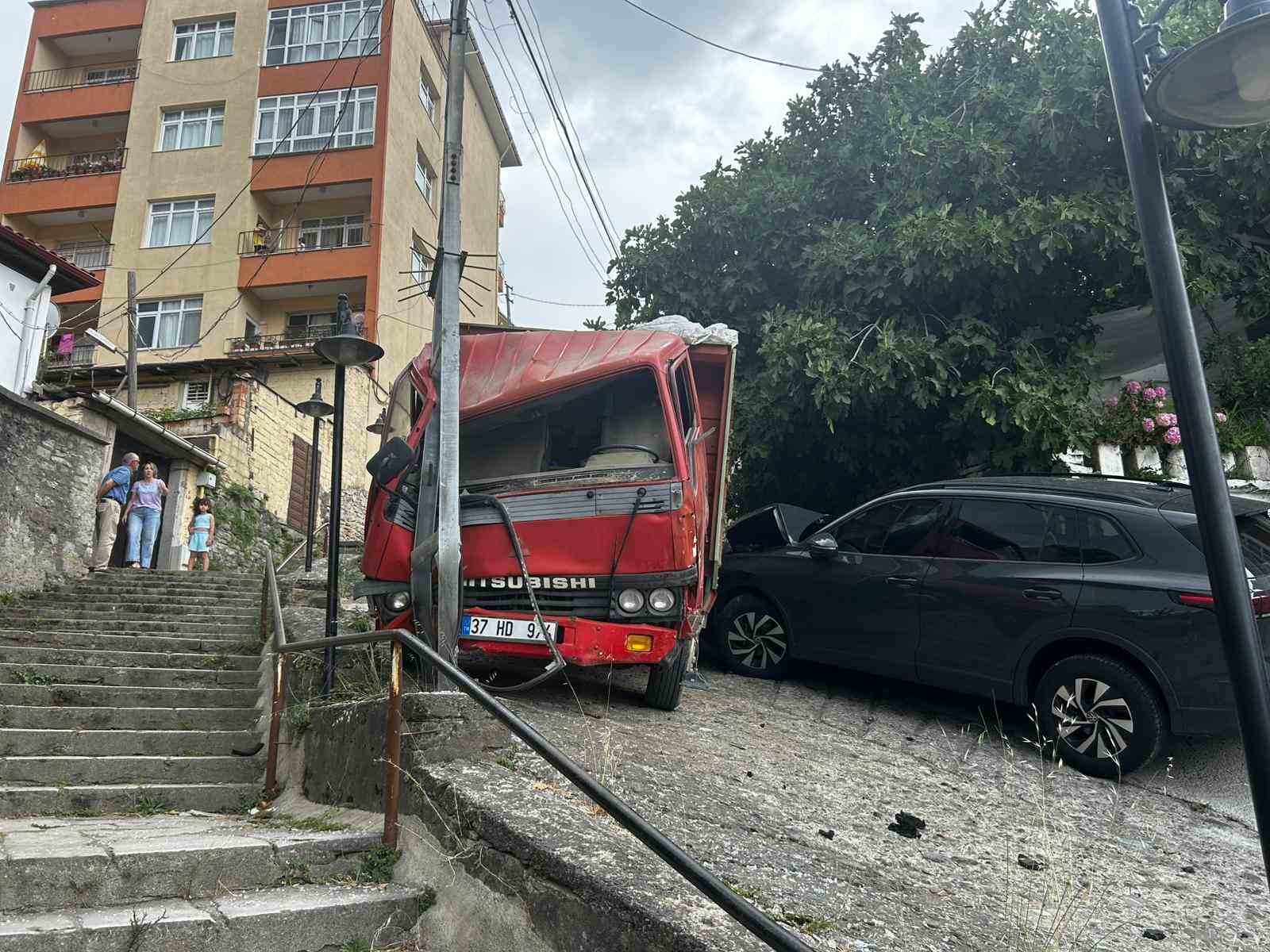 Kontrolden çıkan kamyon park halindeki araç ile elektrik direğine çarparak durabildi