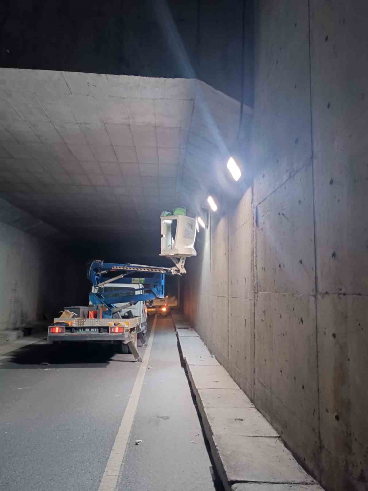 Belediye ekipleri g&uuml;venli ulaşım i&ccedil;in sahada
