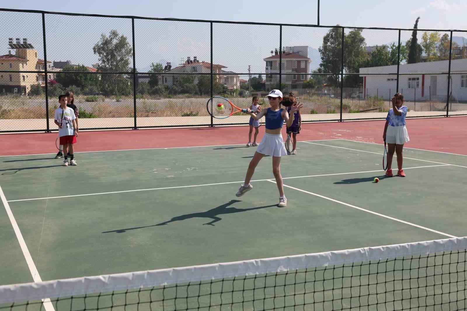 Büyükşehir Belediyesi Döşemealtı’nda yeni tenis kursu açtı