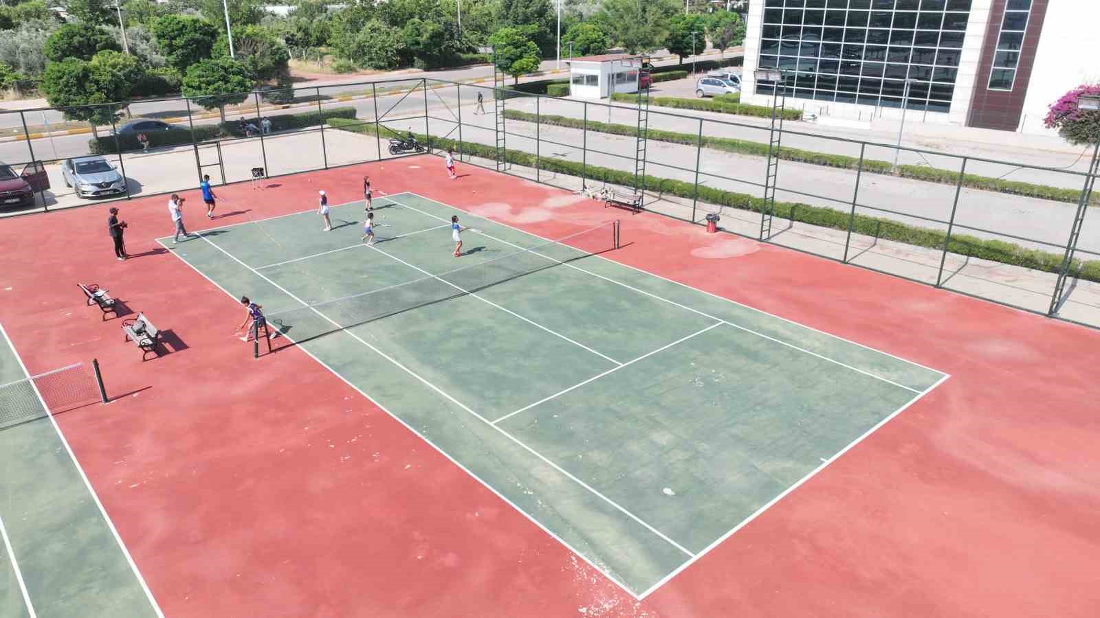 B&uuml;y&uuml;kşehir Belediyesi D&ouml;şemealtı&rsquo;nda yeni tenis kursu a&ccedil;tı
