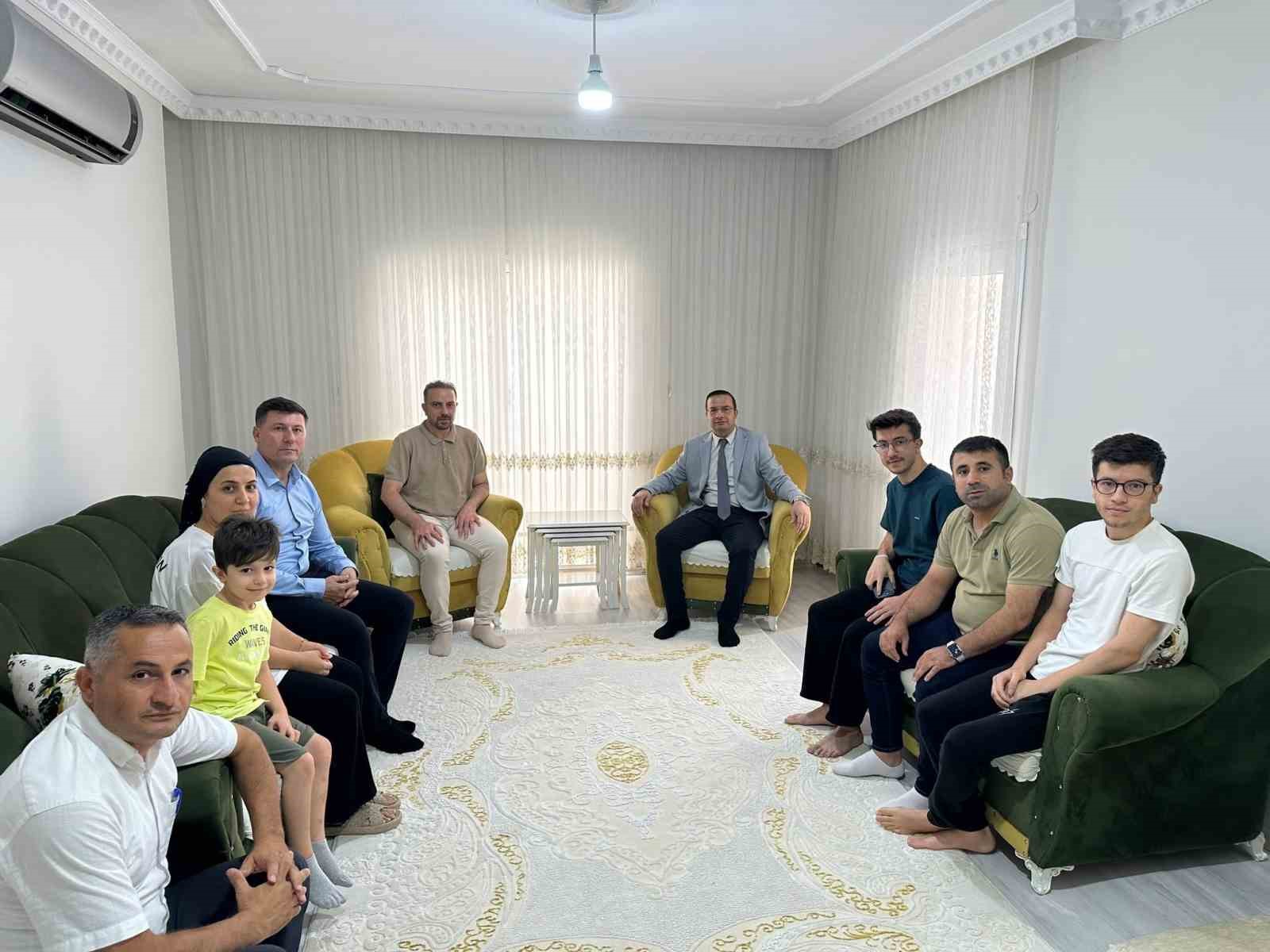 Cizre Kaymakamı Baycar, YKS’de il birincisi olan öğrencileri evlerinde ziyaret etti