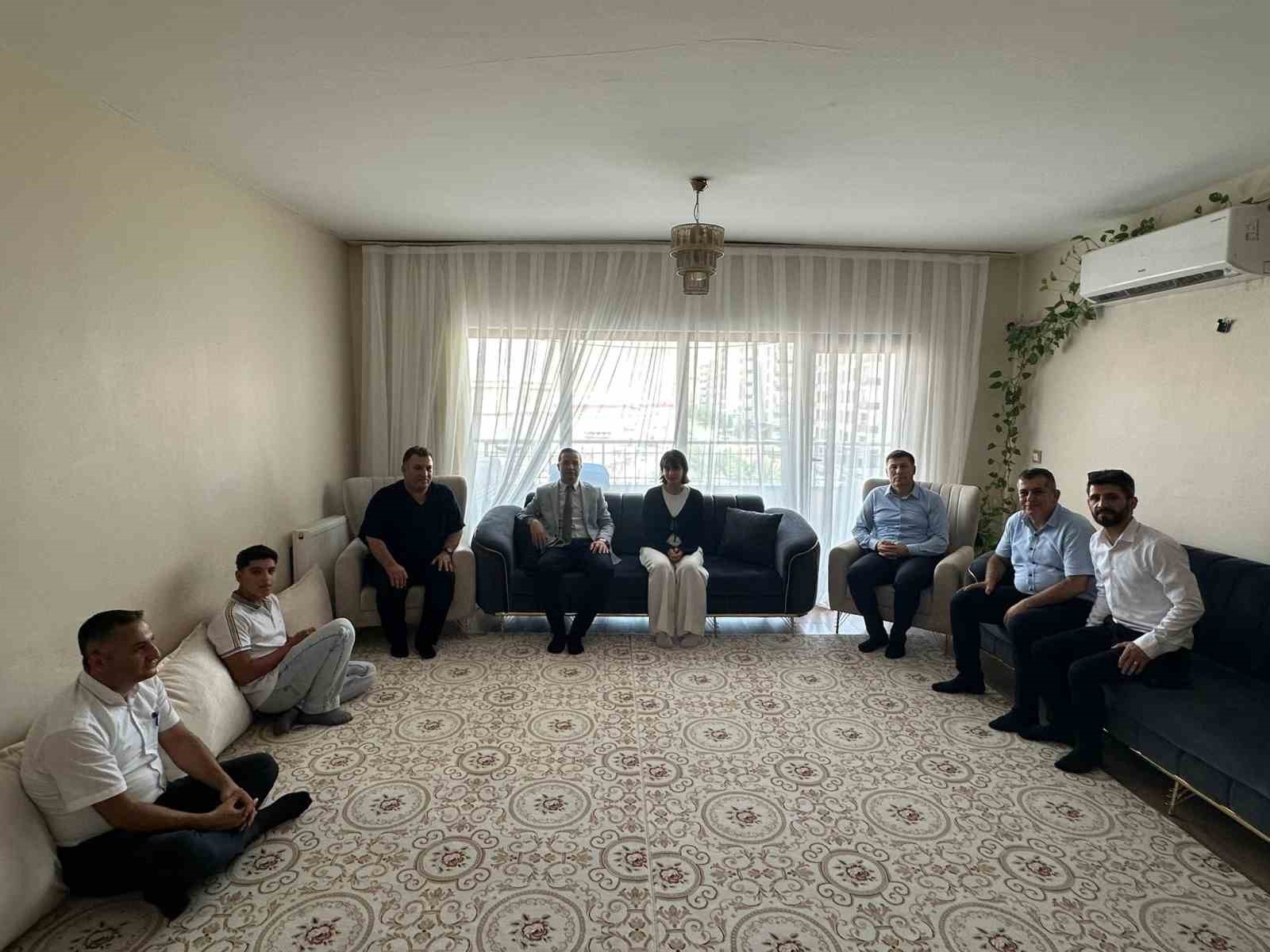 Cizre Kaymakamı Baycar, YKS&rsquo;de il birincisi olan &ouml;ğrencileri evlerinde ziyaret etti
