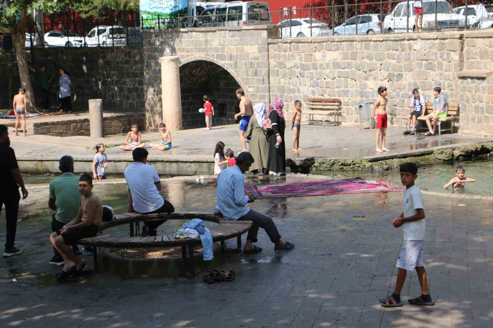 Diyarbakırlı &ccedil;ocuklar yataktan kalkıp s&uuml;s havuzuna koşuyor
