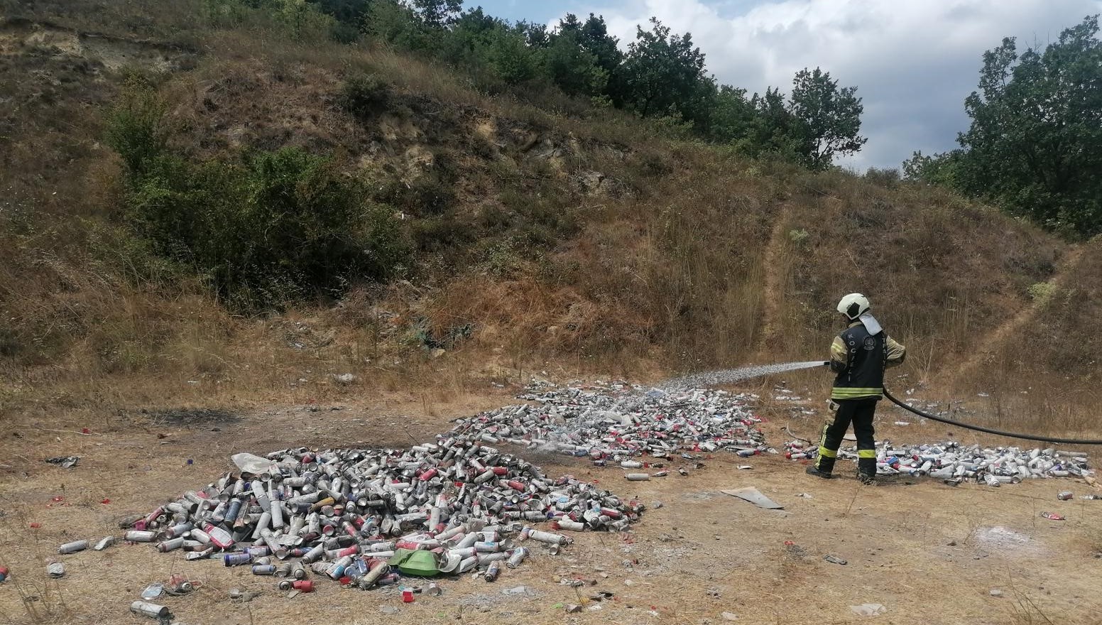 Ormana bırakılan yüzlerce sprey kutusu paniğe sebep oldu