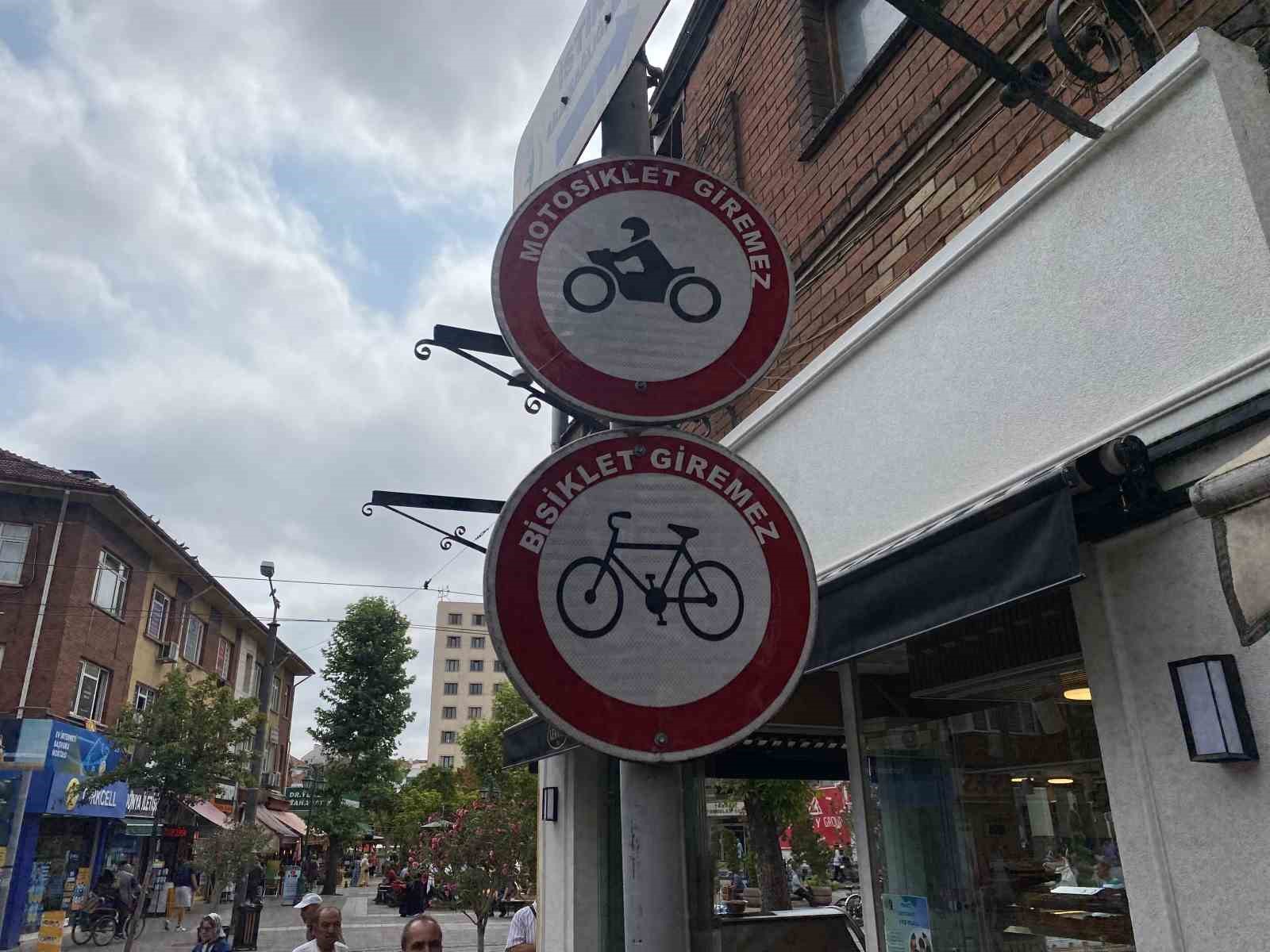 Bu sokakta trafik levhalarının hi&ccedil;bir &ouml;nemi yok
