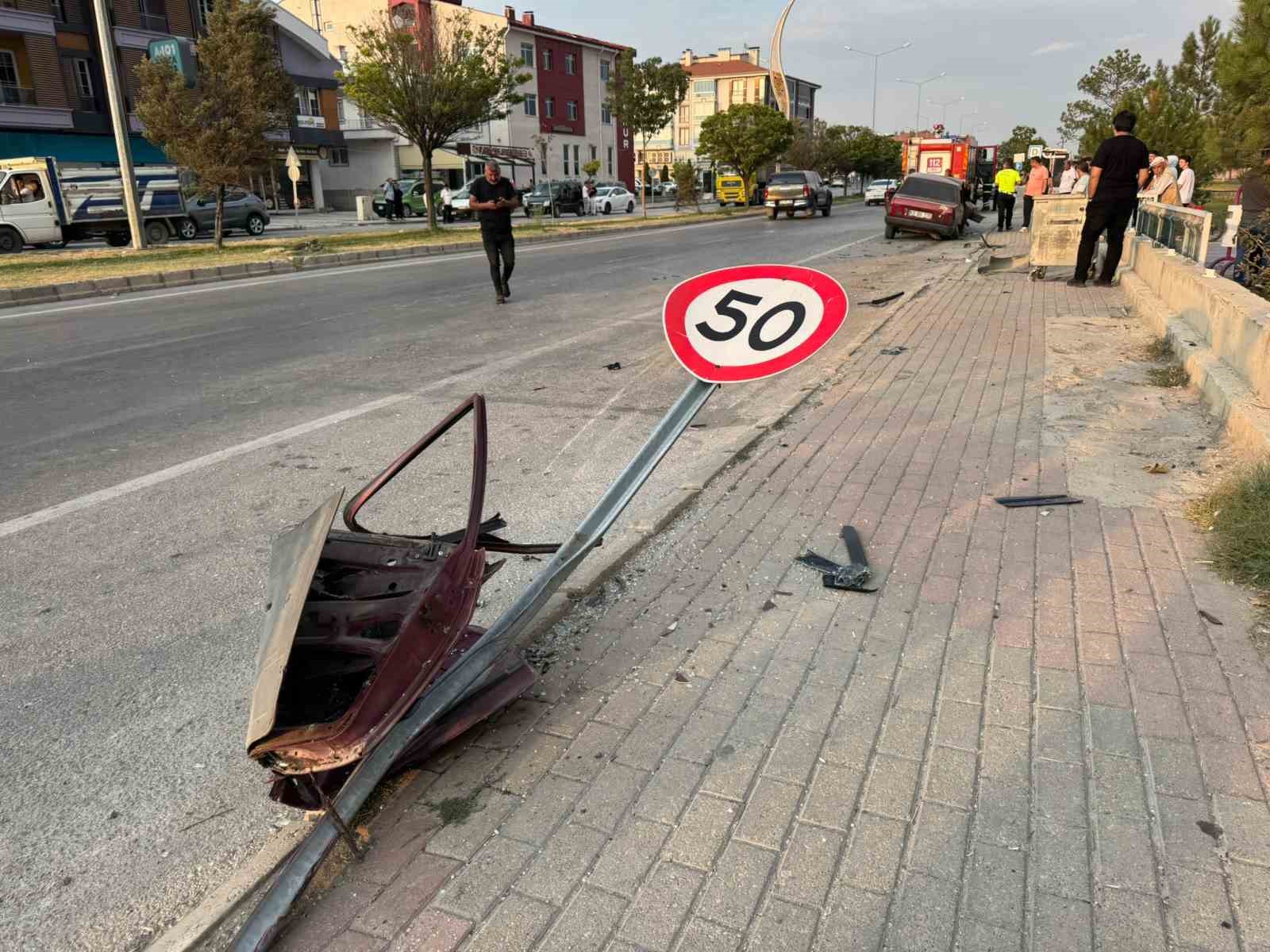 Yön tabelası ve park halindeki araca çarpan otomobilde 3 kişi yaralandı