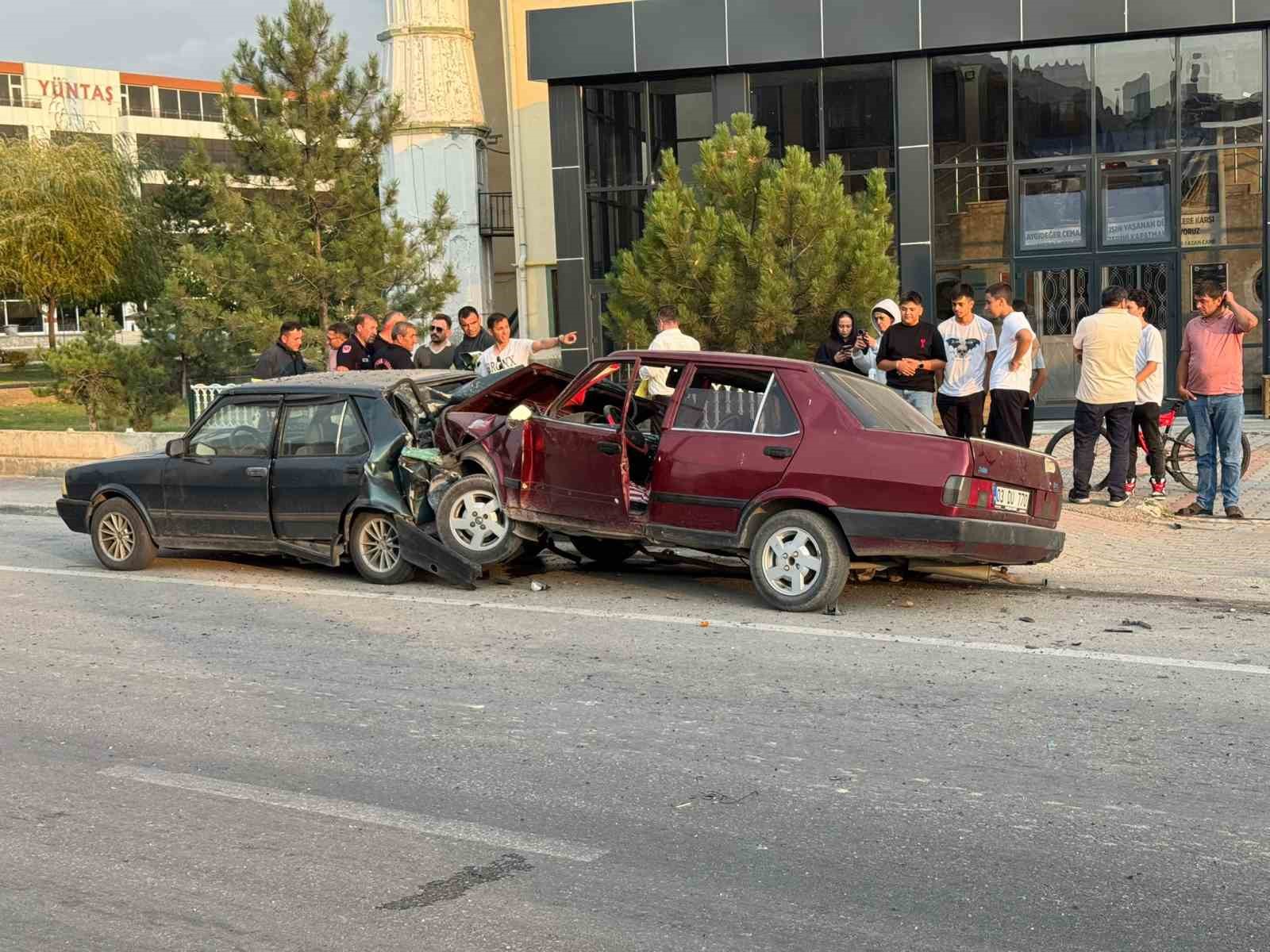 Y&ouml;n tabelası ve park halindeki araca &ccedil;arpan otomobilde 3 kişi yaralandı
