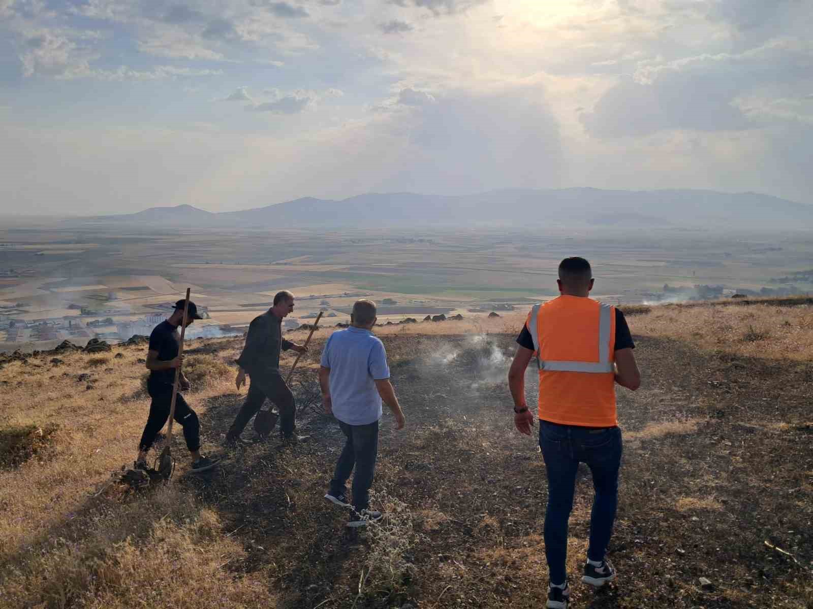 Patnos’ta dağlık alanda çıkan ot yangını kontrol altına alındı