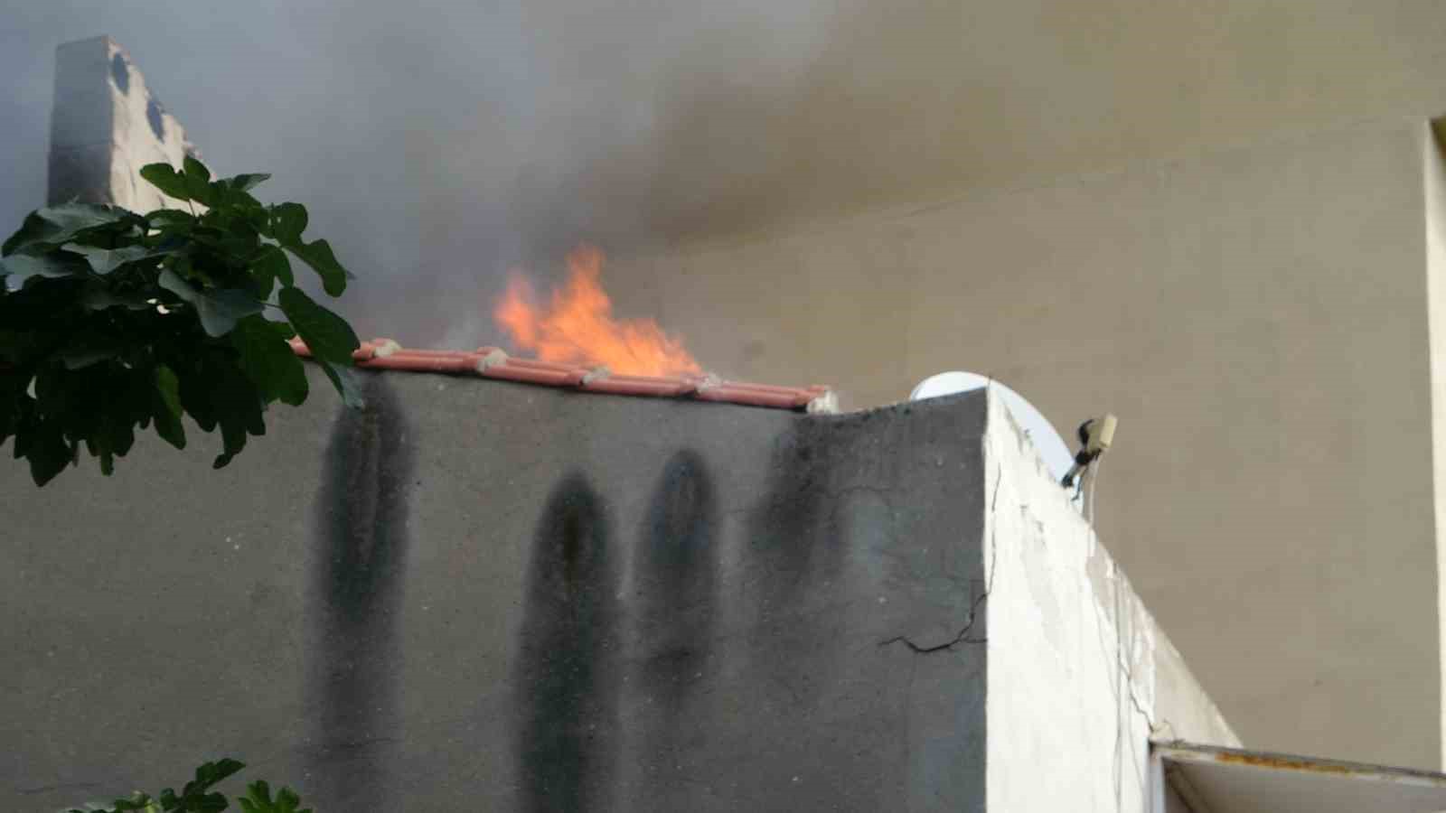 Çanakkale’de çatı katında çıkan yangın korkuttu