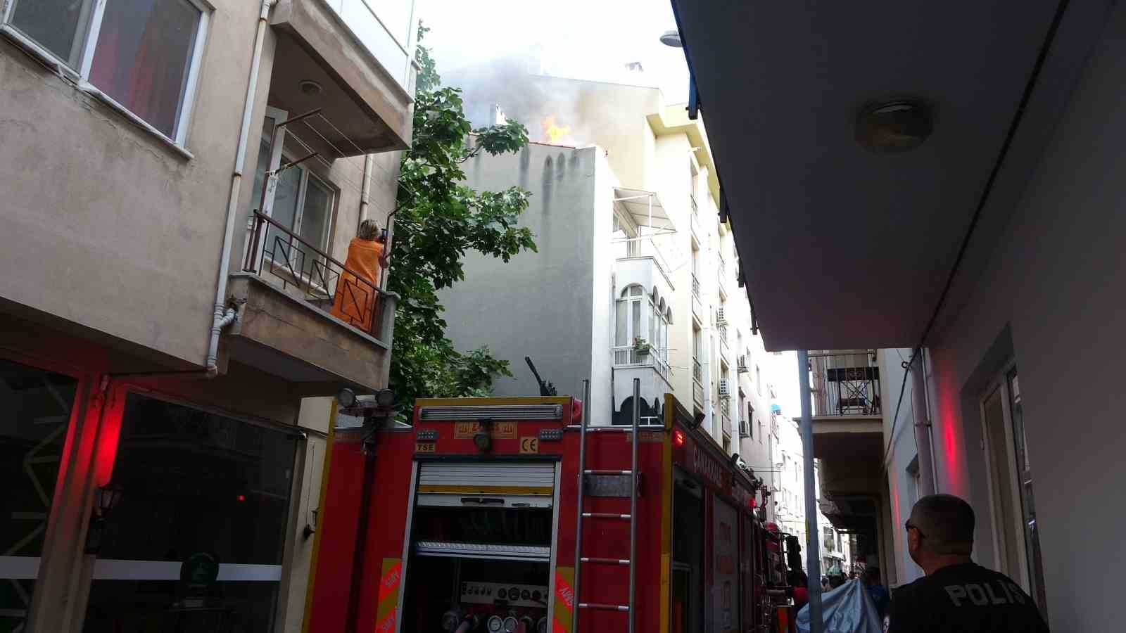 &Ccedil;anakkale&rsquo;de &ccedil;atı katında &ccedil;ıkan yangın korkuttu
