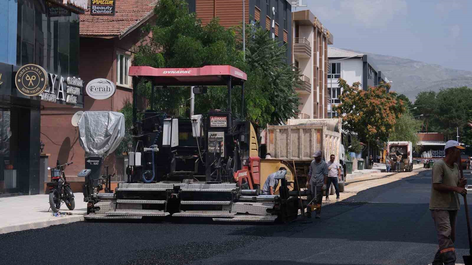 Muhsin Yazıcıoğlu Caddesi&rsquo;nde asfalt serim &ccedil;alışması başladı
