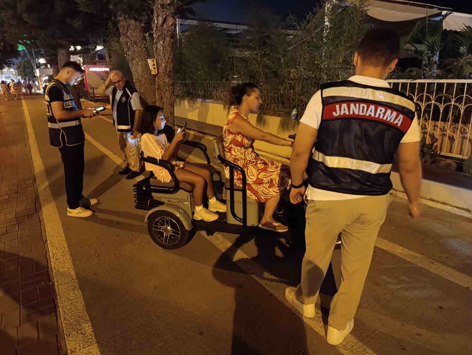 Alanya’da yaya yollarına araçla giren 20 sürücüye 43 bin TL ceza