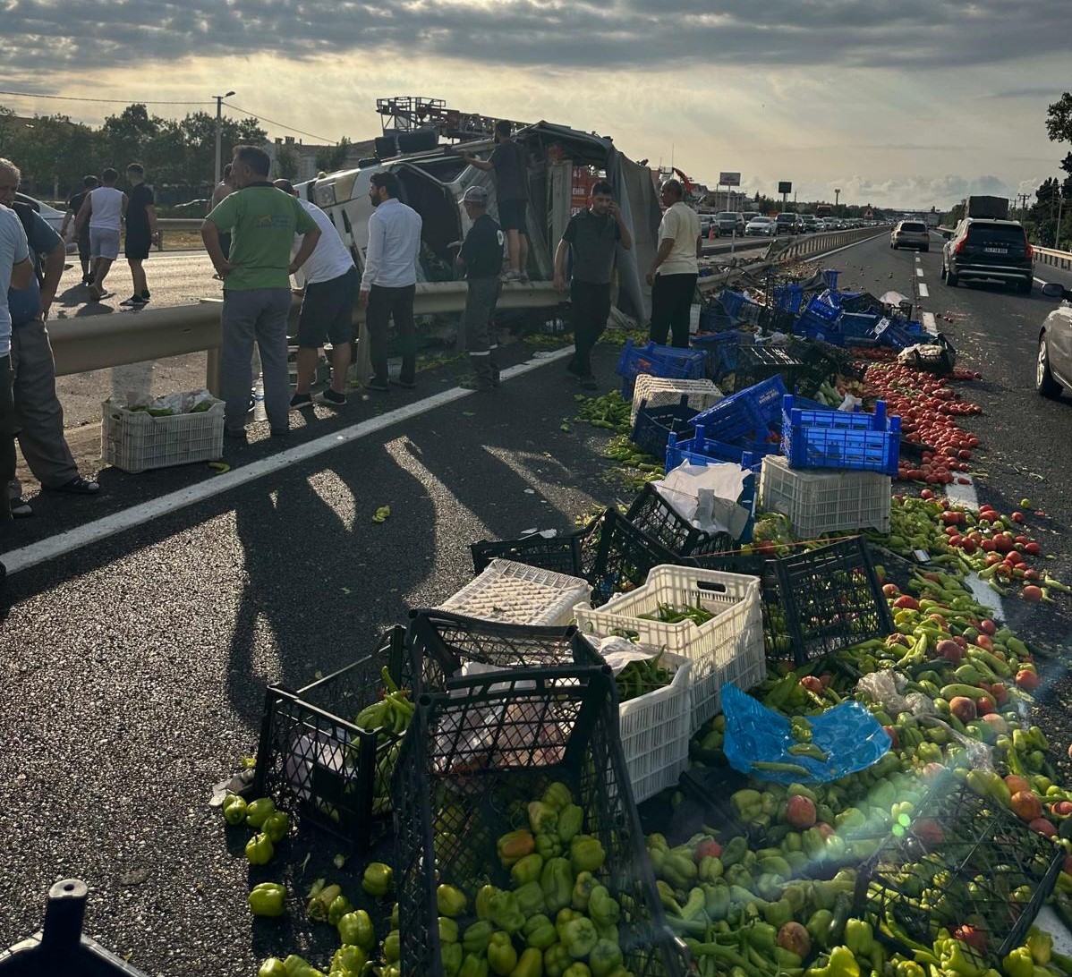 Kamyon bariyerlere saplandı: Sürücü öldü, kasadaki sebzeler yola saçıldı