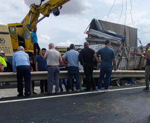Kamyon bariyerlere saplandı: S&uuml;r&uuml;c&uuml; &ouml;ld&uuml;, kasadaki sebzeler yola sa&ccedil;ıldı
