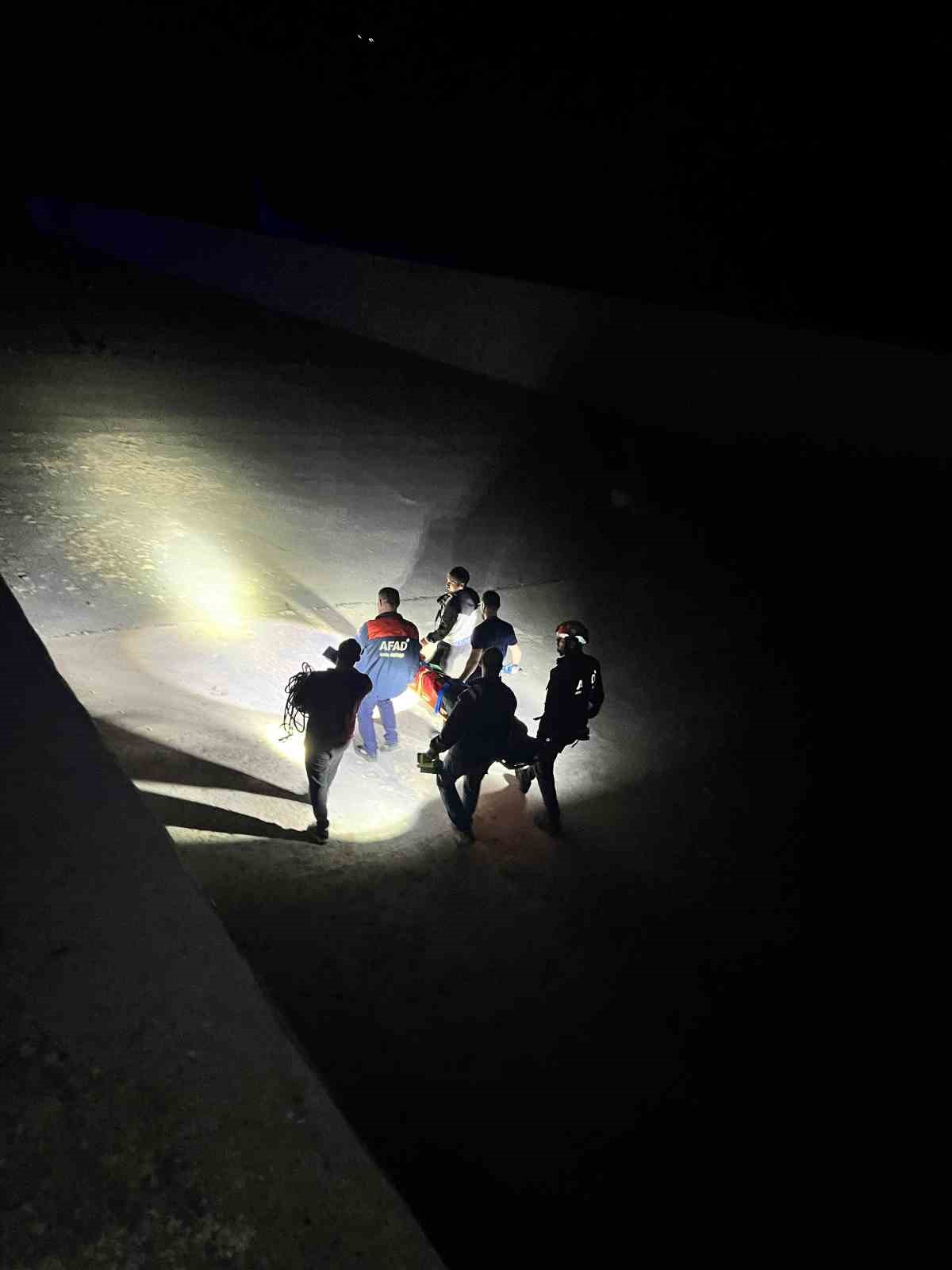 Baraj kenarında alkol alırken 4 metre yükseklikten düştü, ayağı kırılınca AFAD kurtardı