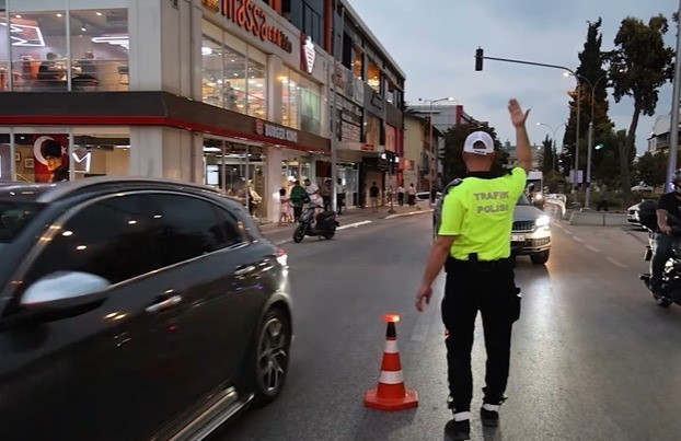 Bilecik’te  2 bin 428 şahıs ve 93 işyeri denetlenirken, 6 kişi gözaltına alındı