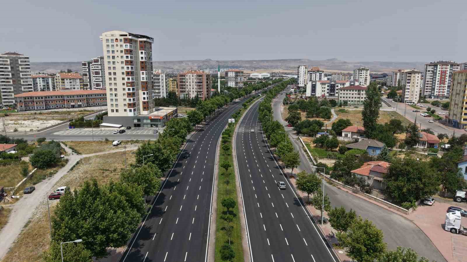 B&uuml;y&uuml;kşehirin 20 milyon TL&rsquo;lik yatırımla yenilediği havalimanı yoluna vatandaşlardan tam not
