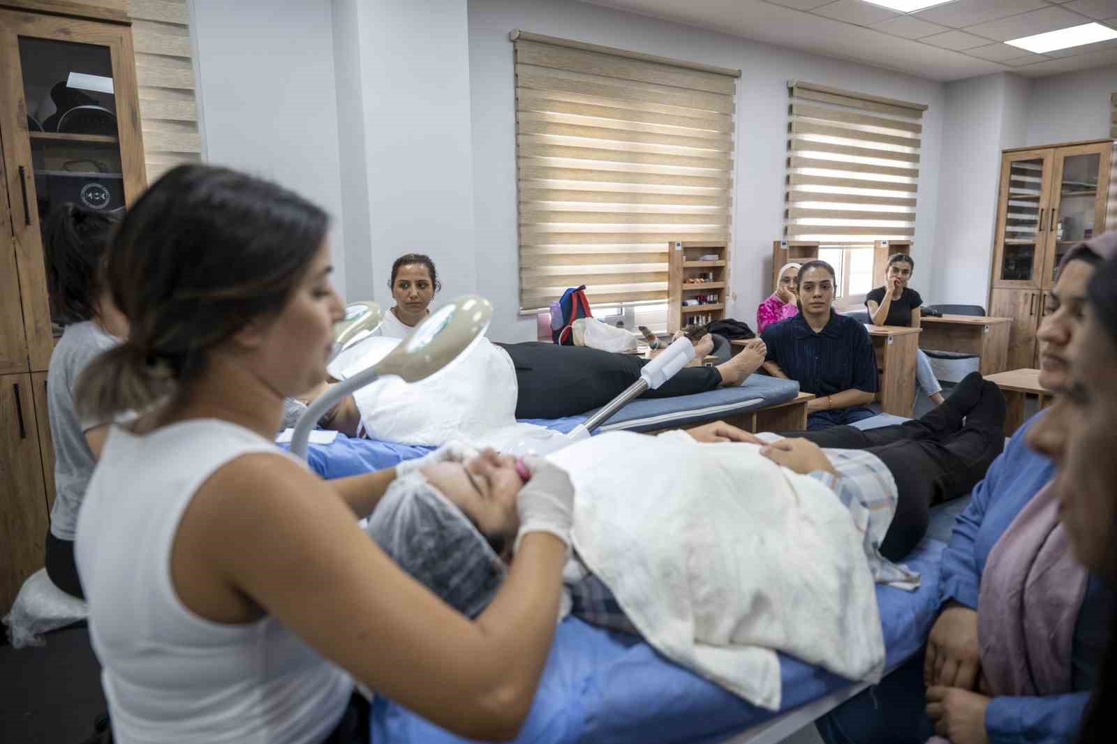 Mersin’de kadınlar cilt bakımı kursuyla meslek sahibi oluyor
