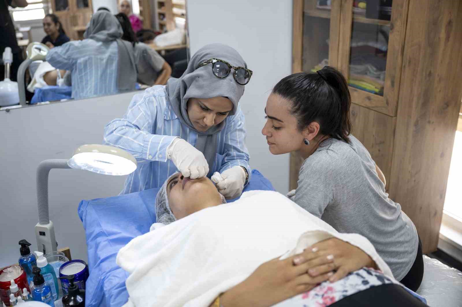 Mersin&rsquo;de kadınlar cilt bakımı kursuyla meslek sahibi oluyor
