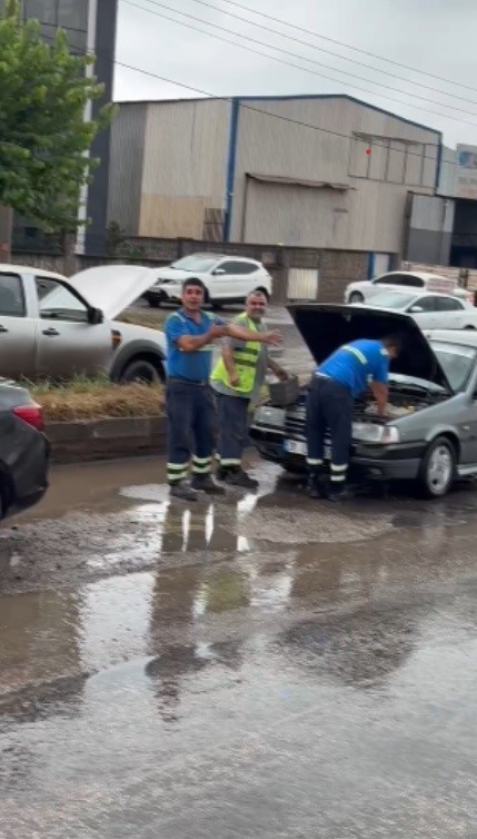 Kuraklığın etkisini hissettirdiği Hatay’da etkili olan sağanak yağmur yolları göle çevirdi
