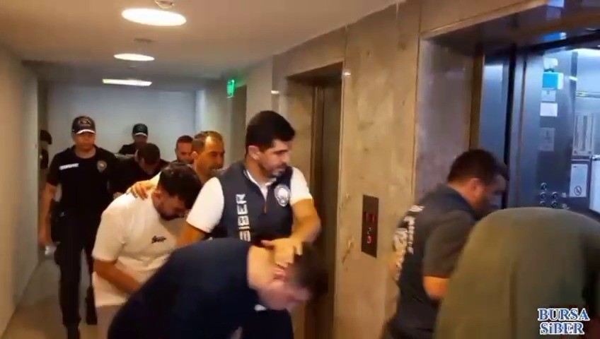 Bursa&rsquo;da online bahis &ccedil;etesine darbe: L&uuml;ks ofise baskın, 7 tutuklama
