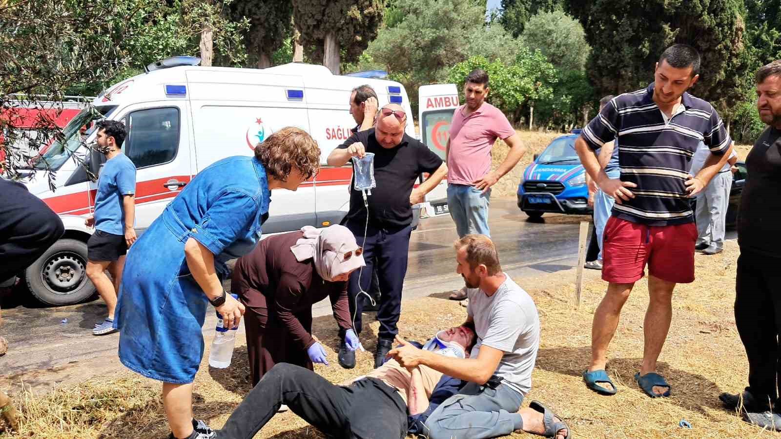 Mercedes ile Tofaş otomobil &ccedil;arpıştı: 1 &ouml;l&uuml;, 4 yaralı
