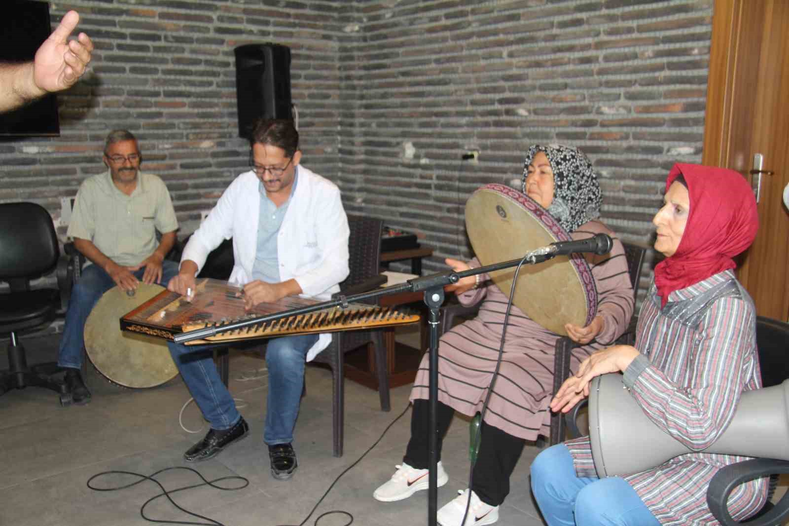 Yaşlılar bu merkezde hayata bağlanıyor
