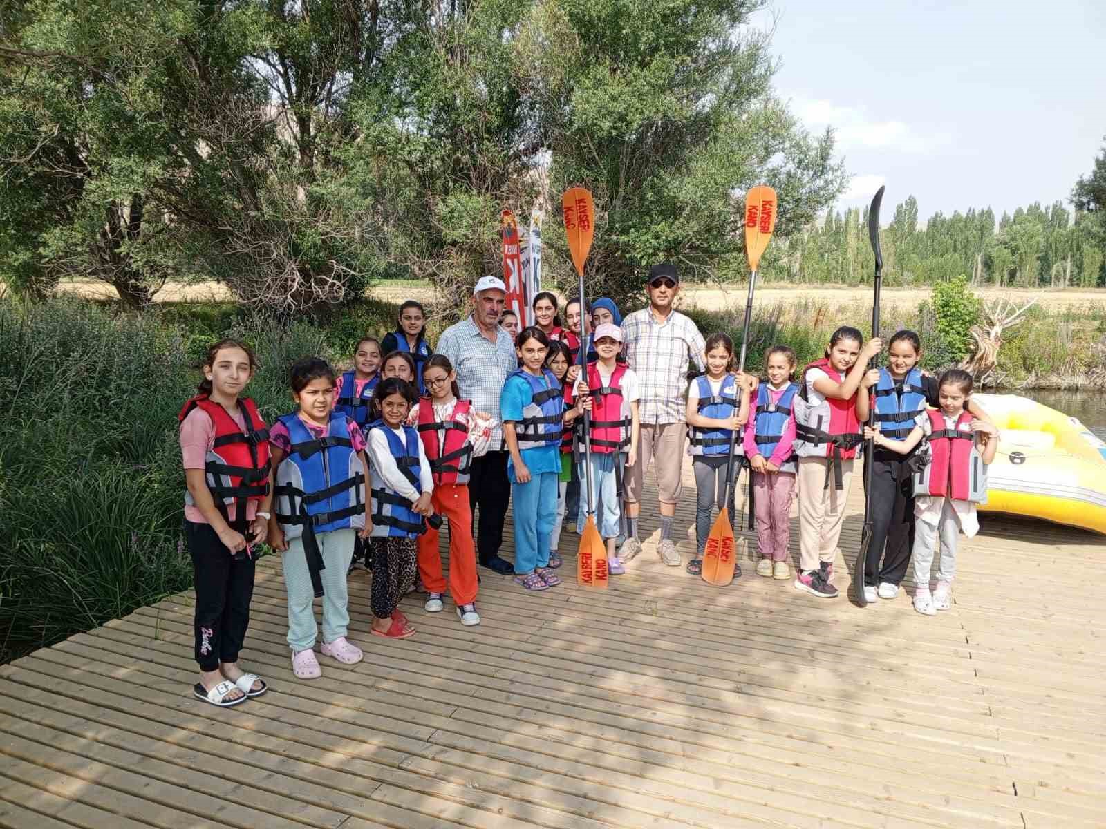 Tomarza’da Kuran kursu öğrencilerine kano hediyesi