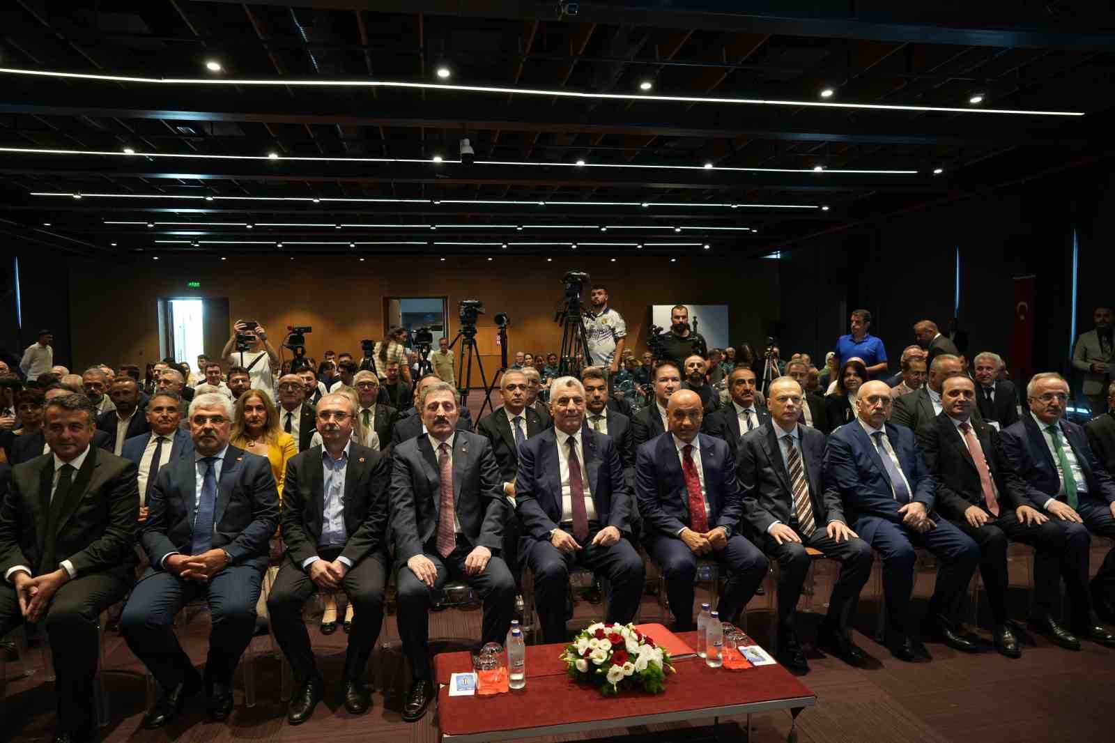 Bakan Bolat: "Tarihimizin en y&uuml;ksek aylık mal ihracat rekorunu temmuzda kırdık"
