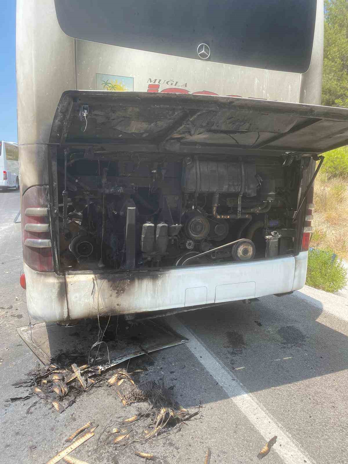 Menteşe&rsquo;de yolcu otob&uuml;s&uuml;nde yangın paniği
