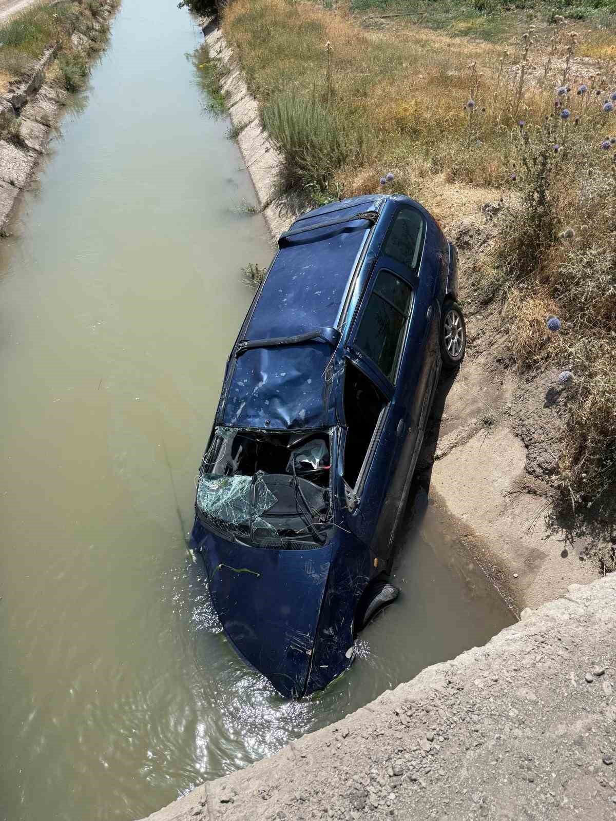 Hafif ticari kamyonet su kanalına düştü: 1 ölü, 2 yaralı