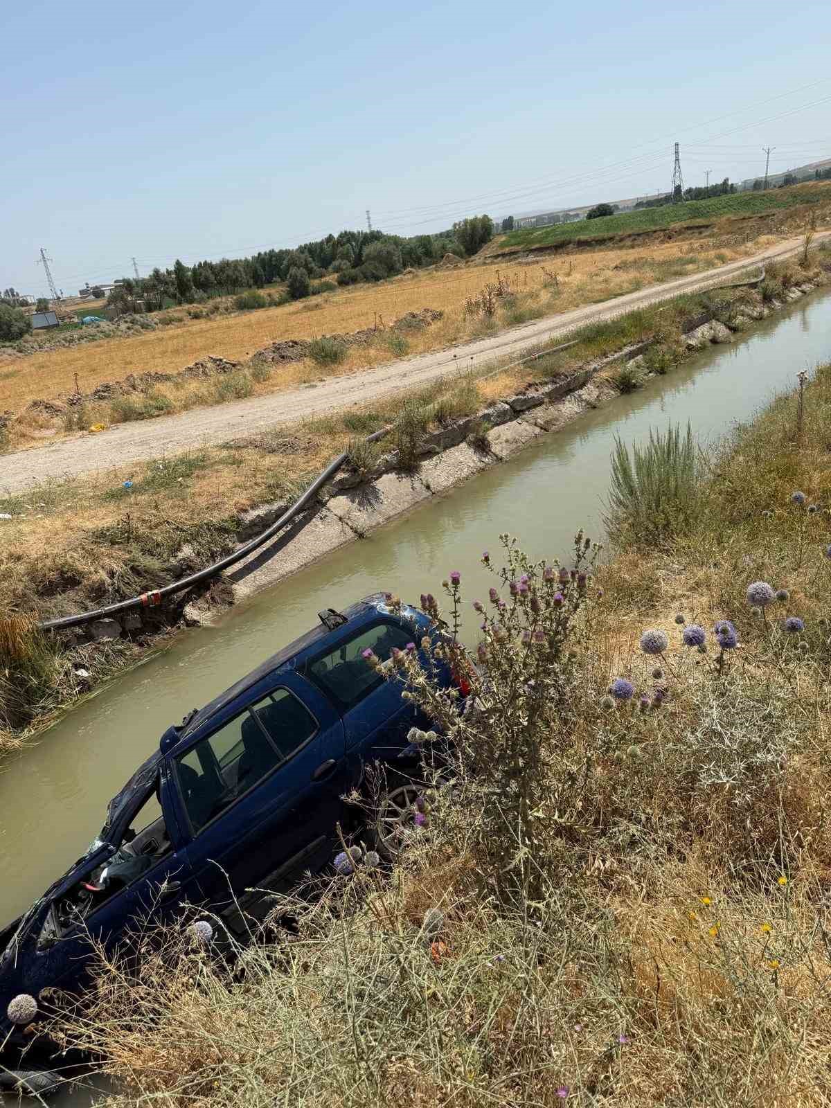 Hafif ticari kamyonet su kanalına d&uuml;şt&uuml;: 1 &ouml;l&uuml;, 2 yaralı

