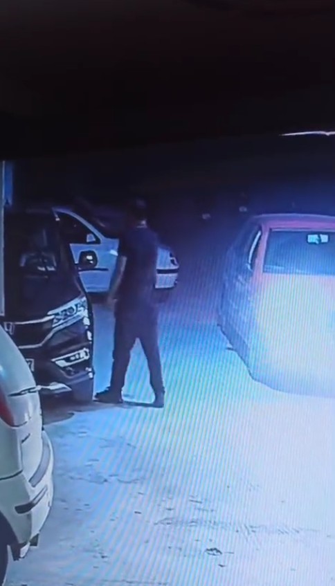 Isparta&rsquo;da sitenin otoparkındaki ara&ccedil;lara zarar veren kişi g&uuml;venlik kamerasında
