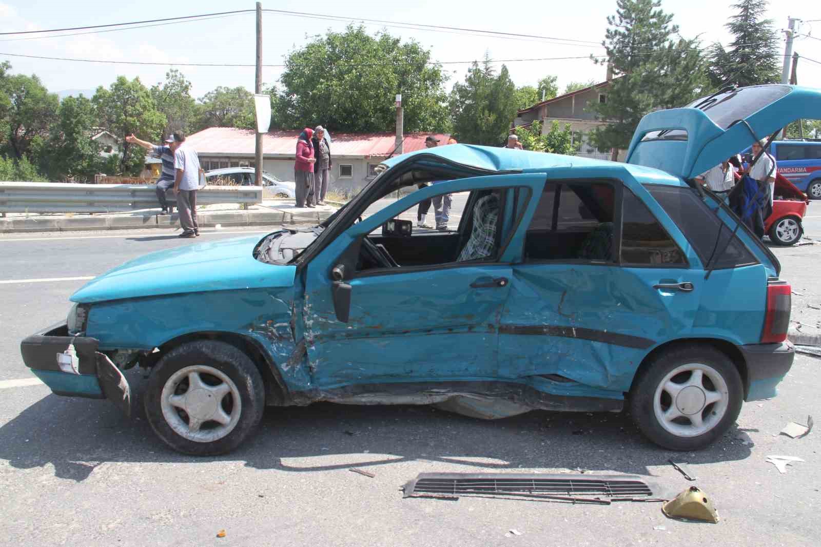 Konya&rsquo;da otomobiller &ccedil;arpıştı: 4 yaralı
