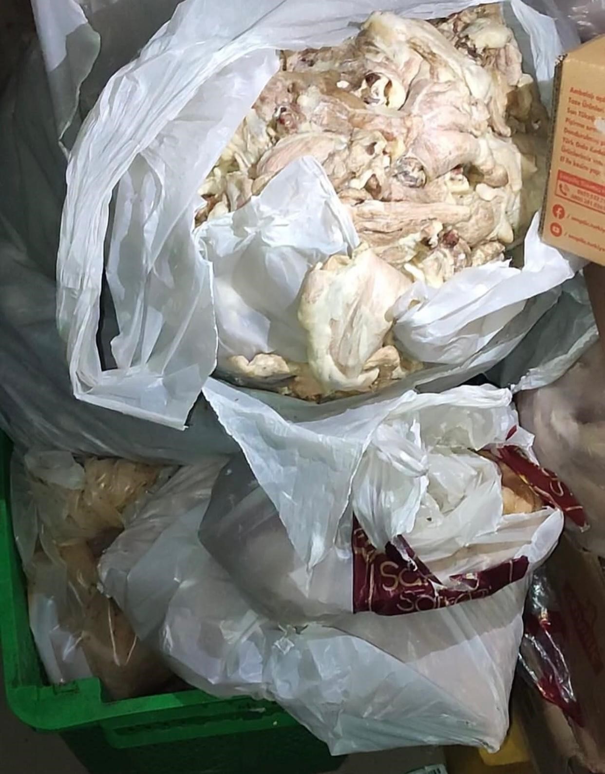 Elazığ&rsquo;da 345 kilo k&uuml;flenmiş tavuk ele ge&ccedil;irildi
