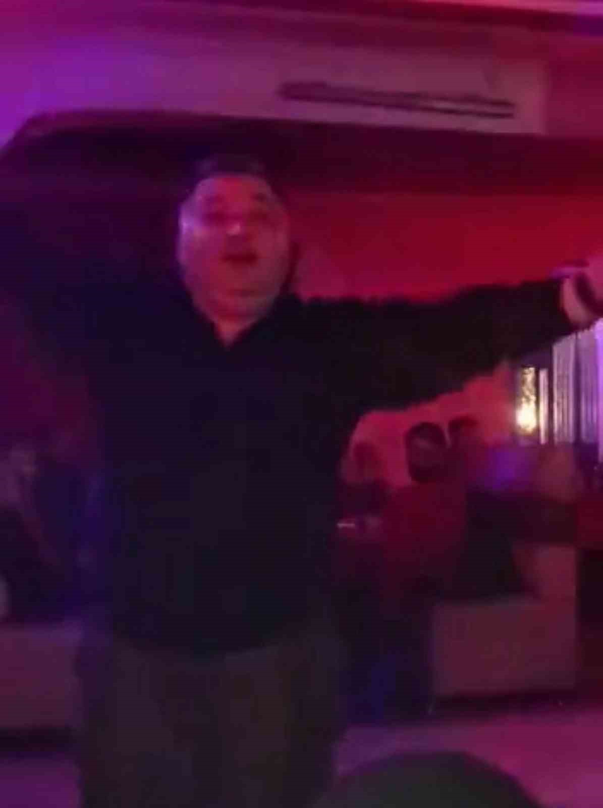 Pavyonda göbek attı, terfi aldı