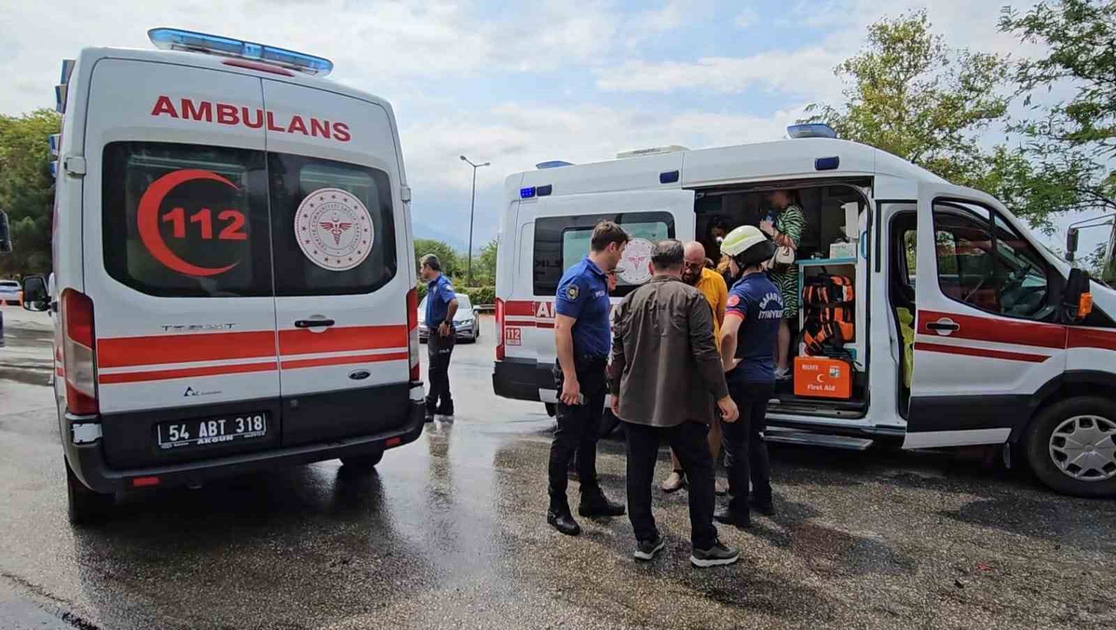 Sakarya&rsquo;da kamyonet ile cip &ccedil;arpıştı: 4&rsquo;&uuml; &ccedil;ocuk 5 yaralı
