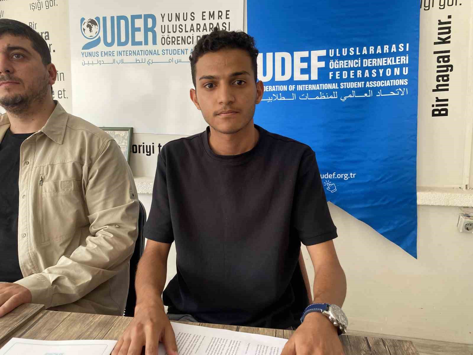 Yemenli 2 &ouml;ğrenci ve babaları millet bah&ccedil;esinde  darp edildi
