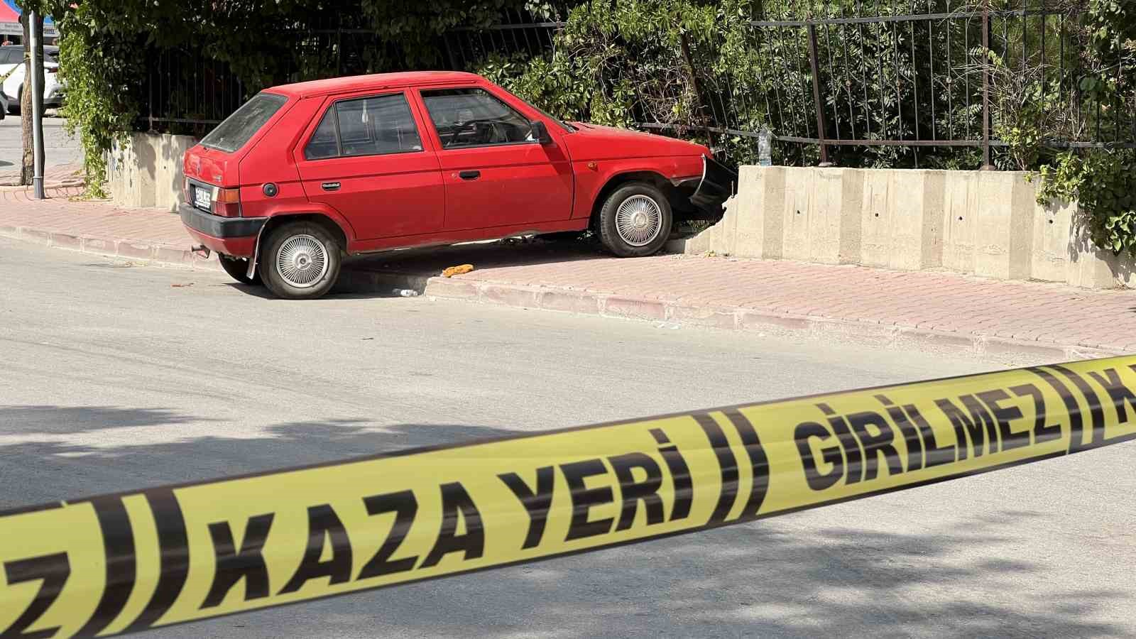 Dur ihtarına uymadı &ouml;nce polise ardından duvara &ccedil;arptı
