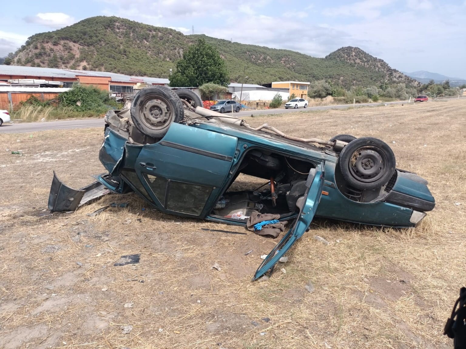 Ters dönen otomobilden sağ kurtuldu