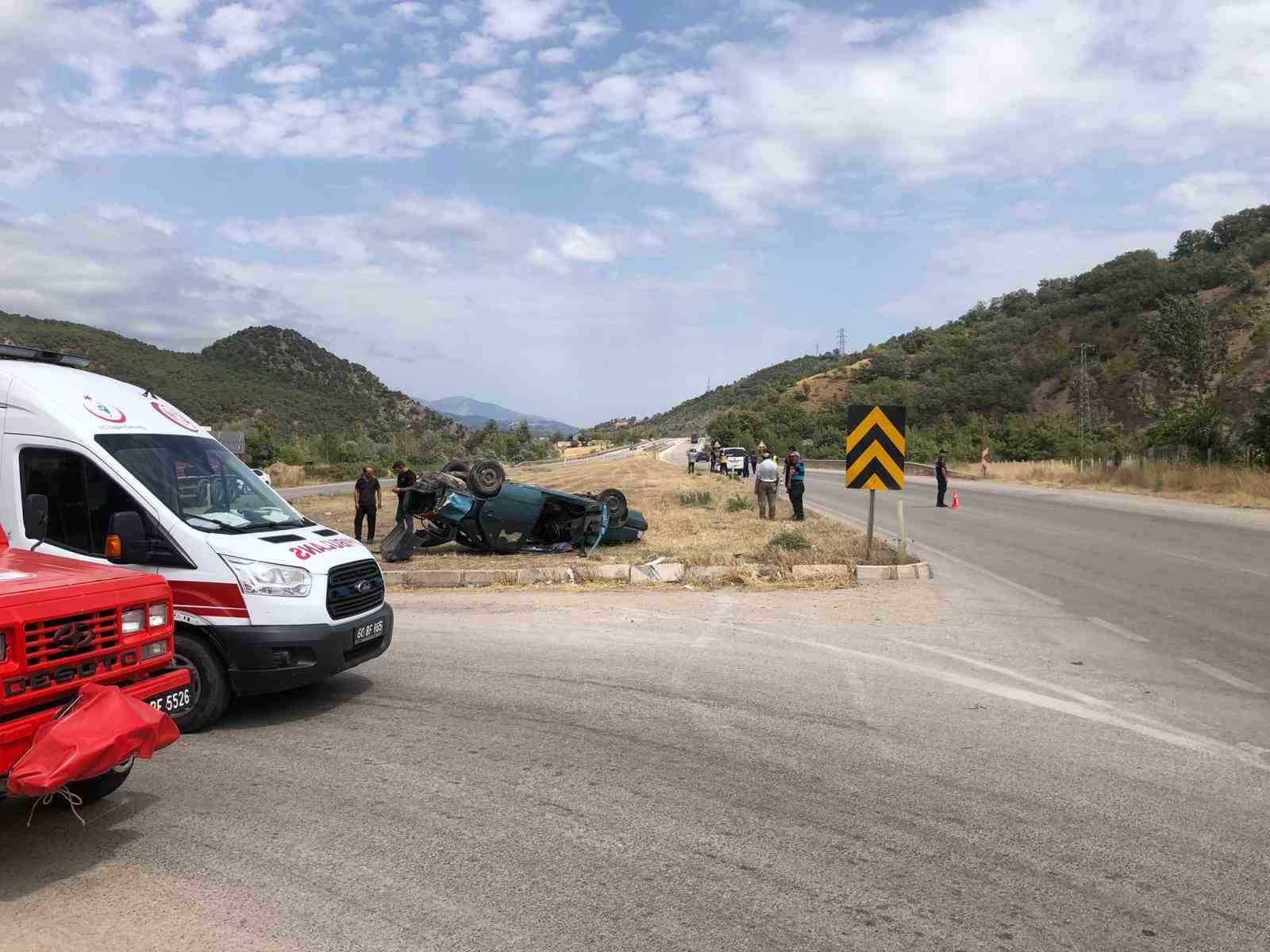 Ters dönen otomobilden sağ kurtuldu