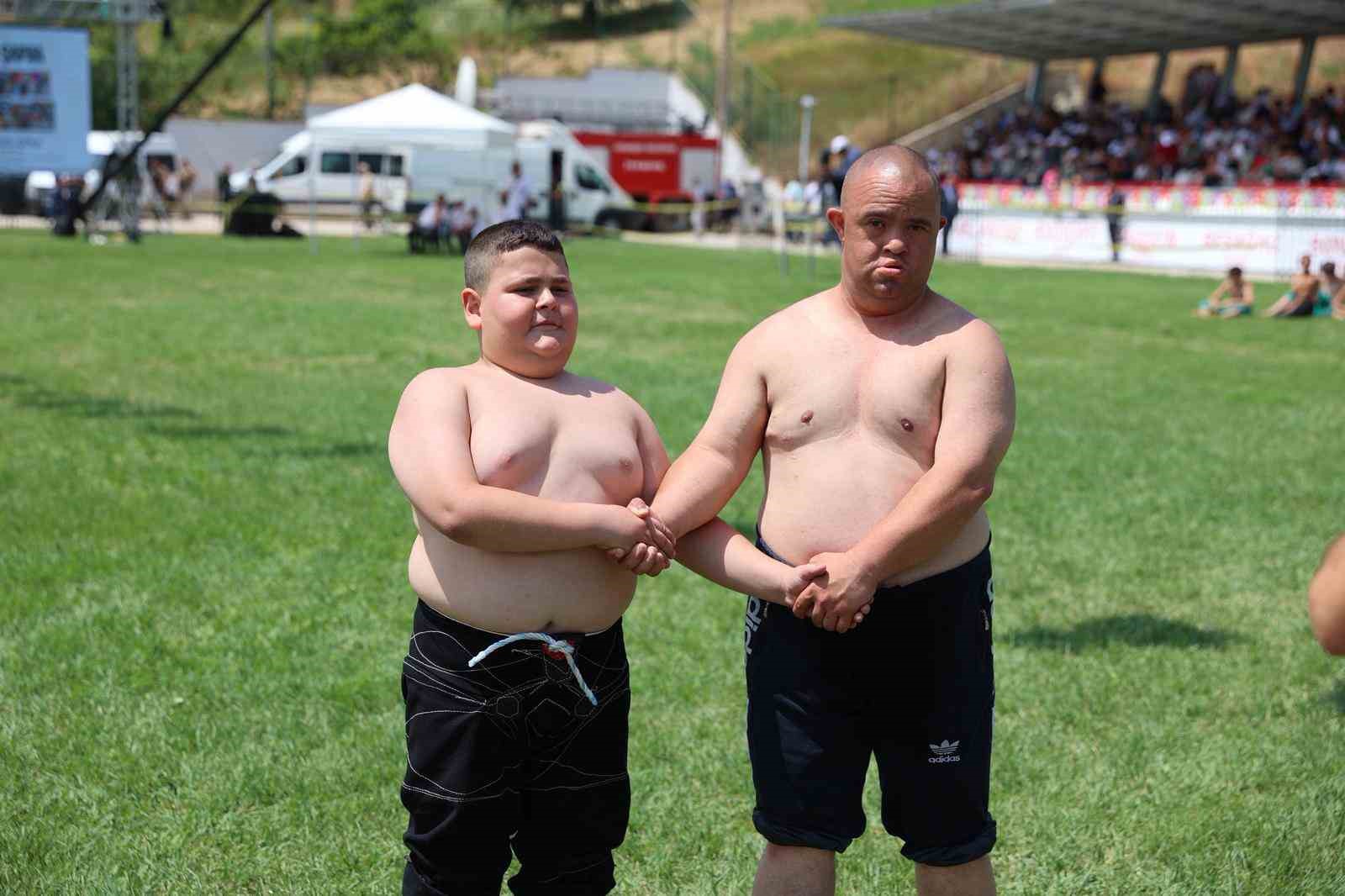 G&uuml;reş&ccedil;iler meydana indi, Karakucak g&uuml;reşleri başladı
