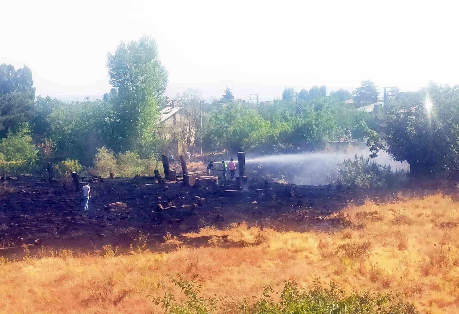 Tarihi mezarlıktaki yangın korkuttu