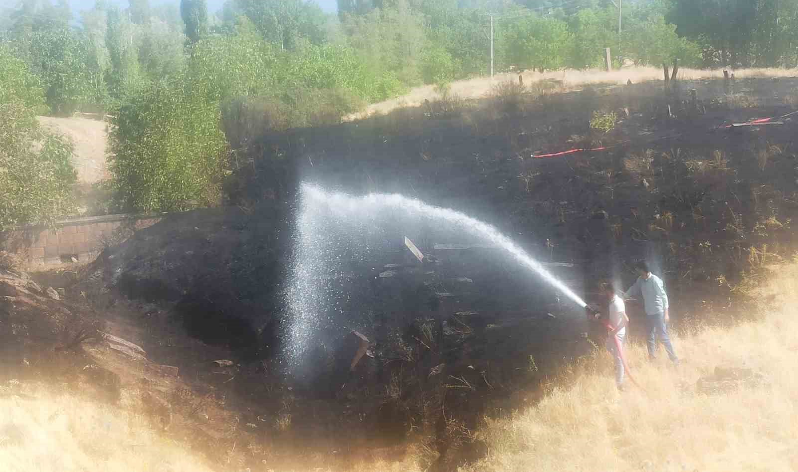 Tarihi mezarlıktaki yangın korkuttu
