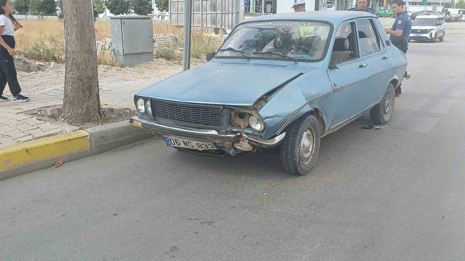 Otomobil ile &ccedil;arpışan elektrikli motosiklet s&uuml;r&uuml;c&uuml;s&uuml; ağır yaralandı
