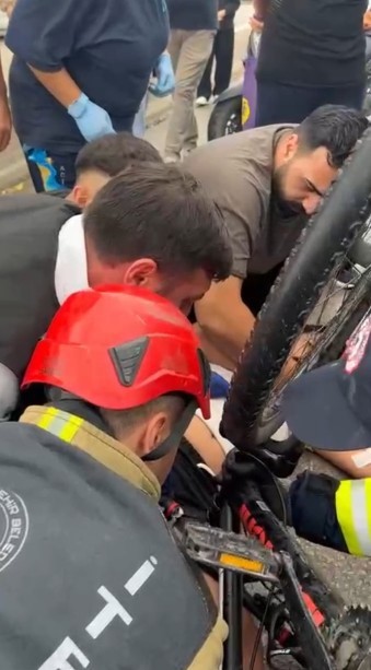 Bisikletten düşen çocuğun bacağına direksiyon saplandı
